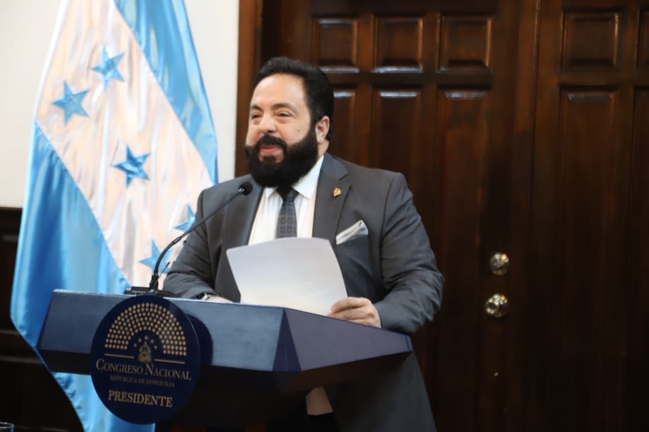 Presidente del Congreso convoca sesión extraordinaria